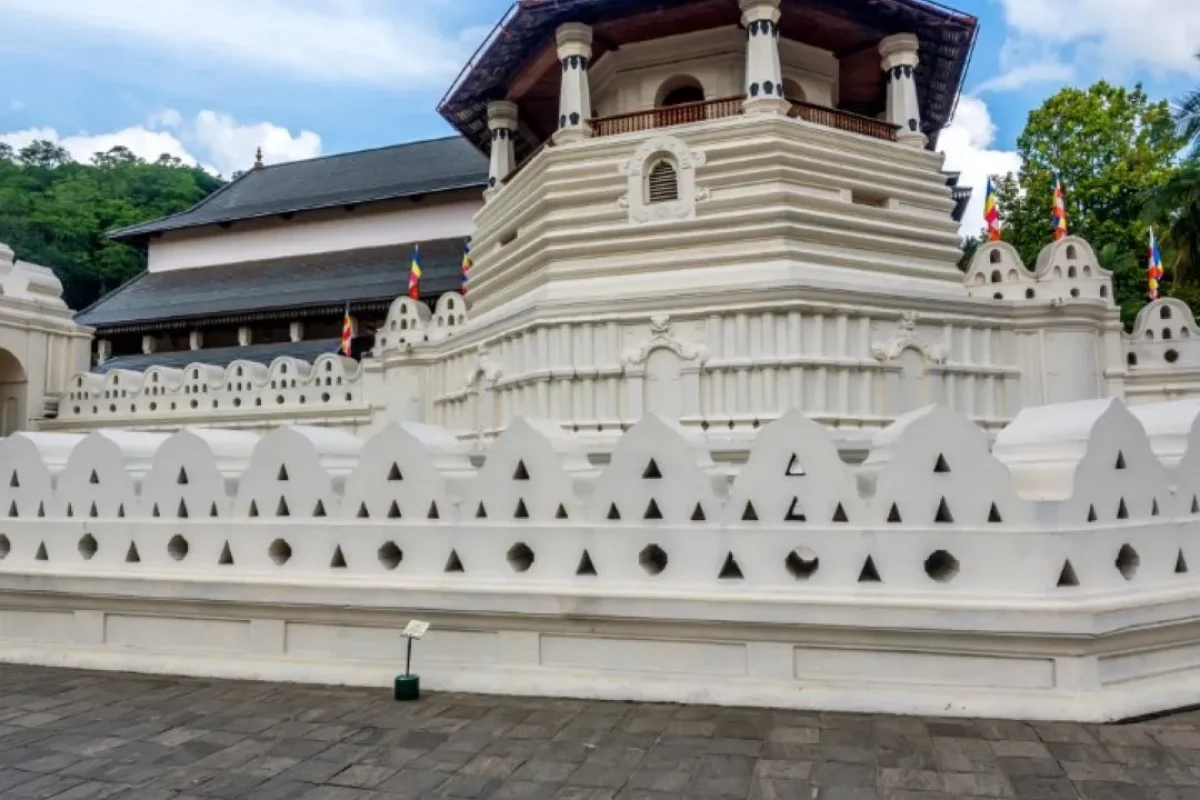 temple-of-the-sacred-tooth-relic-2023-11-27-04-51-49-utc (Custom) (Custom)_11zon